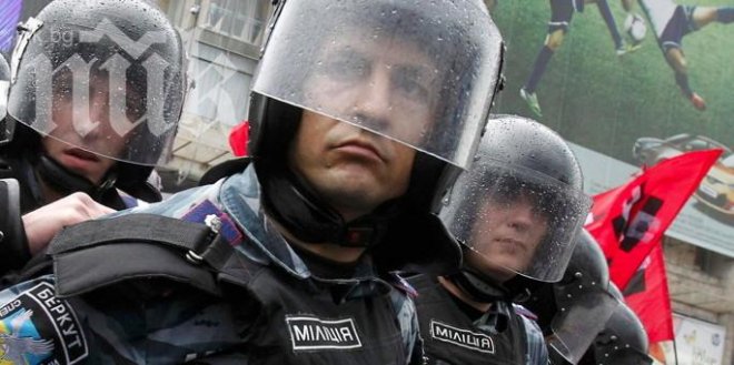 Неизвестен мъж откри огън срещу милицията в Киев