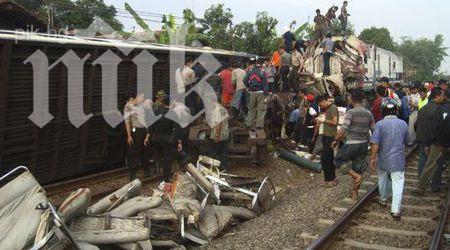 Петима души загинаха във влакова катастрофа на остров Ява