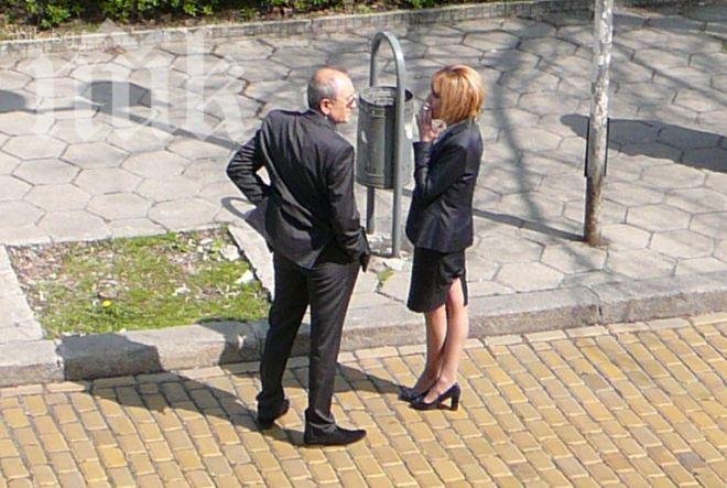 Само в ПИК! Мая Манолова пак пропуши! Говори си с ексшеф на митниците, обръща внимание на клета жена (папарашки снимки)