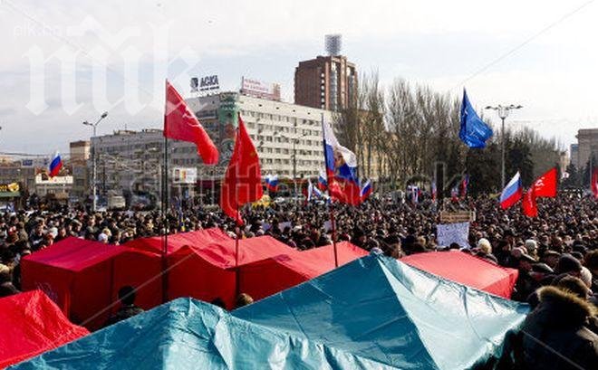 Проруски активисти завзеха областната администрация в Донецк, взривиха граната