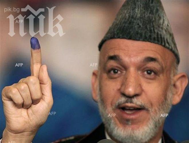 Хамид Карзай гласува на президентските избори в Афганистан