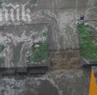 Невиждани природни стихии! Градушка и порой удавиха Карлово (снимки)