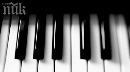 нестандартно изпълнители свирят пиано мъжките достойнства видео