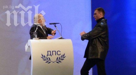 доган излиза нелегалност връща триумфално зала ндк където нападнат пистолет главата