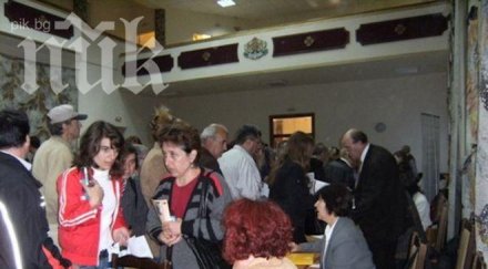 пенсионери напират сервитьори