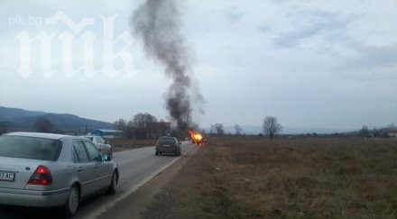 горящ автомобил блокира движението района предела