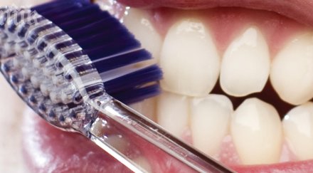 четка казва мием зъбите