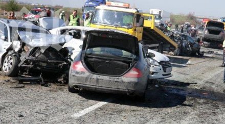 адска катастрофа такси насред варна четирима ранени