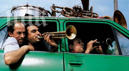 наши роми веселят жителите солун