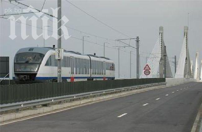 Пътнически влак мина пробно по Дунав мост 2