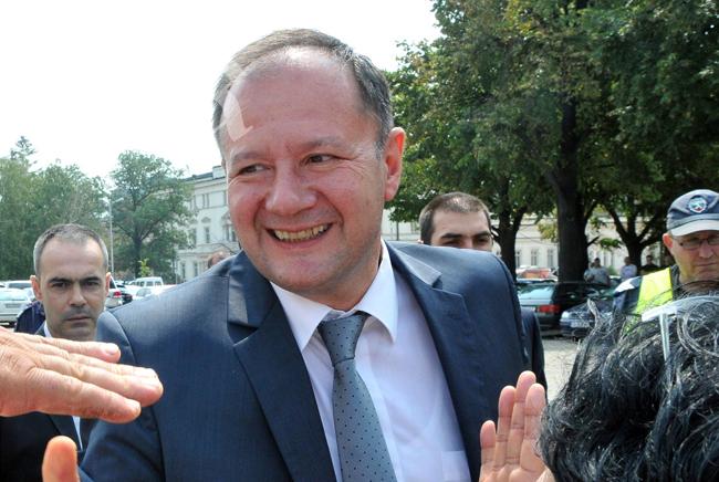 Министър Найденов награди Михаил Миков за принос към националната отбрана