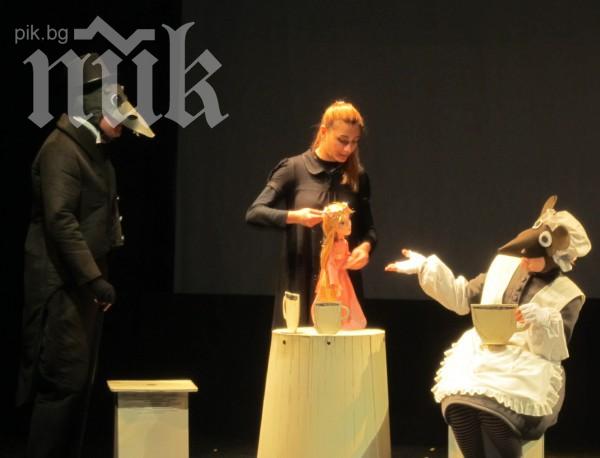 Живи актьори и кукли в премиерата на Палечка