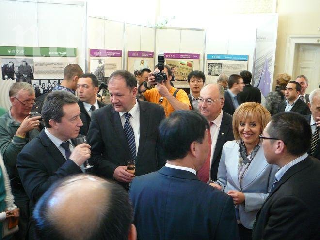 Янаки, Мишо и Мая пийнаха винце с китайци в парламента