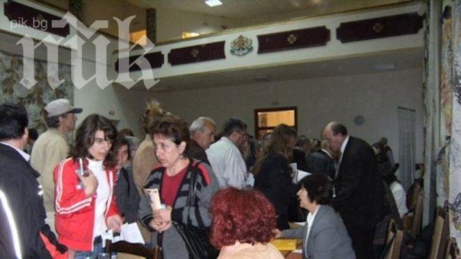 Пенсионери напират за сервитьори