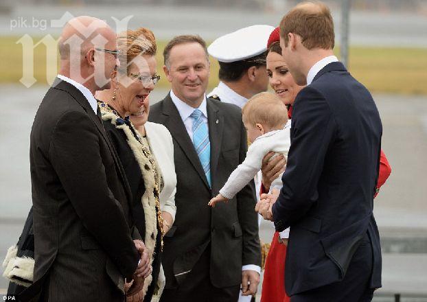 Кралското бебе пристигна на посещение в Нова Зеландия (снимки)