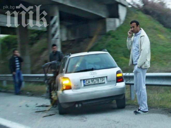 Ауди А4 се размаза в мантинела на автомагистрала Тракия