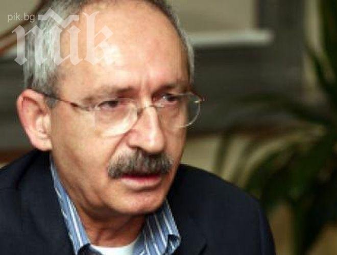 Лидерът на турската опозиция бе нападнат с юмруци от гражданин в парламента