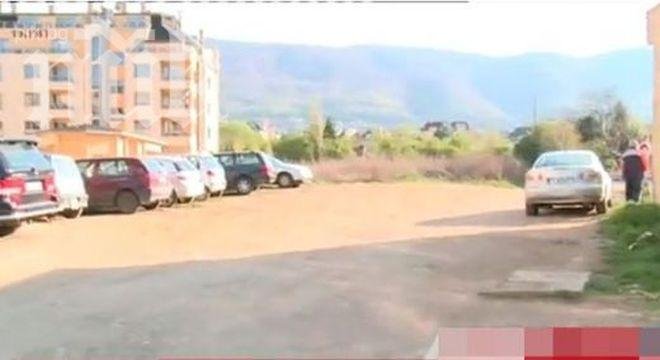 Реки от кал заливат елитна улица в София