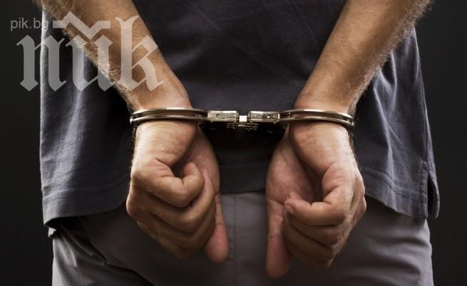 Полицай налапа банкноти от подкуп, за да ги скрие от колегите си