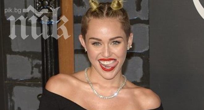 Майли Сайръс си има ново куче (снимки)