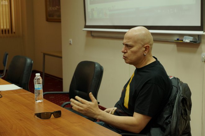 Слави Трифонов се прави на ловец! И той гърми като Първанов (снимки)