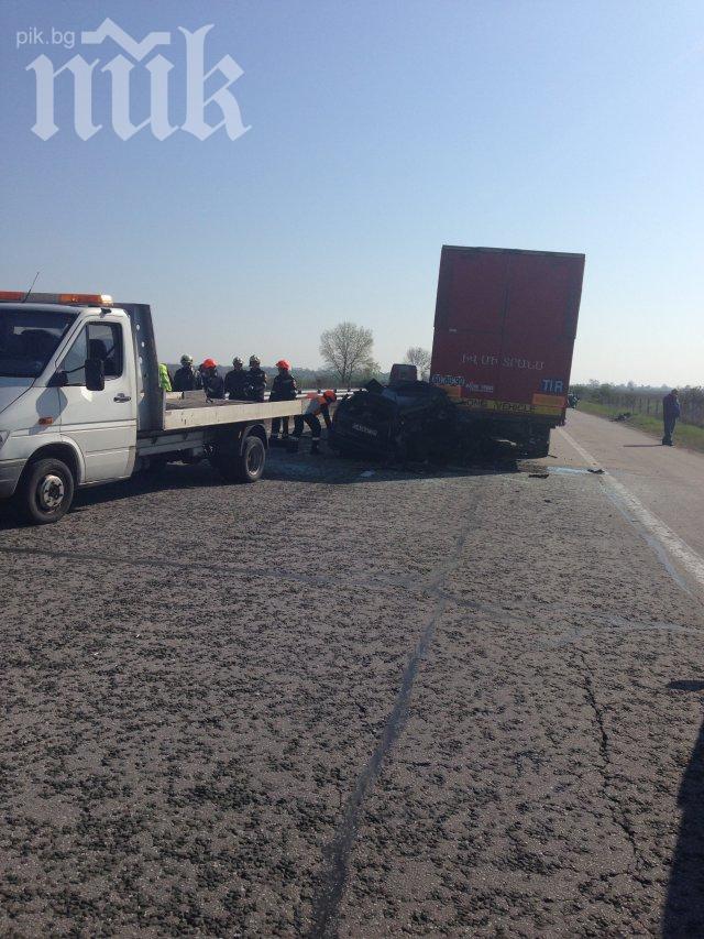 Шофьор не успя да вземе завоя на Е-79, удари мантинелата и пак потегли