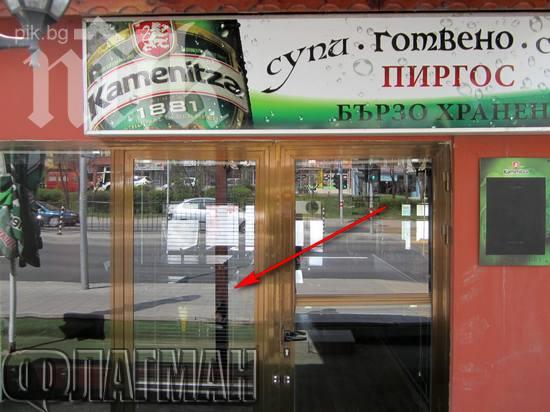 Див скандал в Бургас! Пиян руснак гони фирканата си майка в заведение, троши и бяга (снимки)