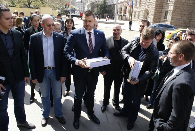Първо в ПИК! Бареков се регистрира в ЦИК! Депозира 9999 подписа (обновена)