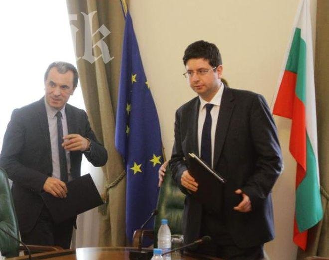 Кабинетът „Орешарски“ изхарчи извънредно 250 млн. лева, Чобанов мълчи