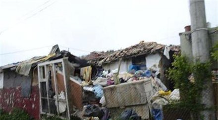 вижте каква мизерия тънат клиентите фирма бързи кредити събира юмруци