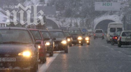 чудо заваля сняг вакарел внимават автомобилите летни гуми