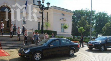 народното събрание показват оригиналите четирите конституции българия