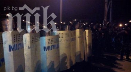 проруски активисти блокират база спецчастите беркут харков