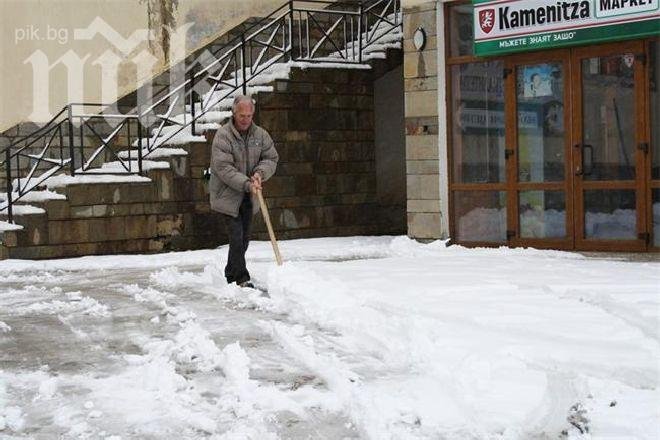 Зимата се завърна в планините - 10 см сняг покриха Пампорово (снимки)