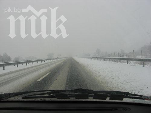 10 см сняг на Шипка, има закъсали автомобили