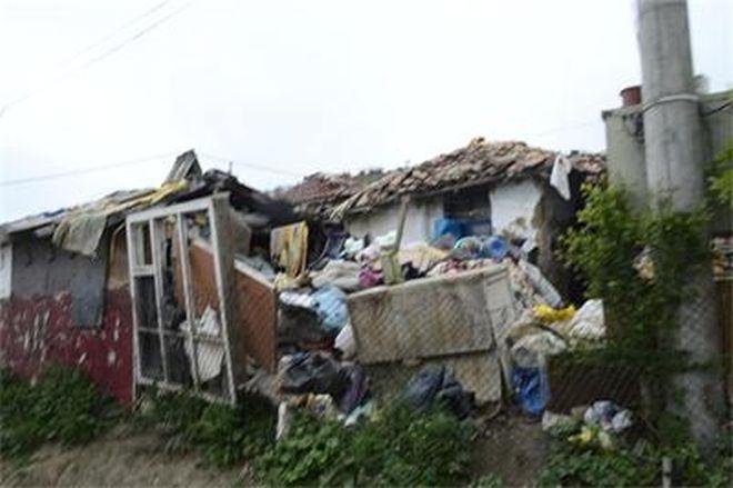 Вижте в каква мизерия тънат клиентите на фирма за бързи кредити, която ги събира с юмруци