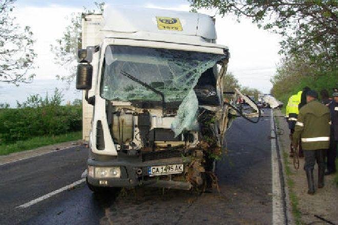 ТИР се заби в мантинела край Габрово, шофьорът е с комоцио