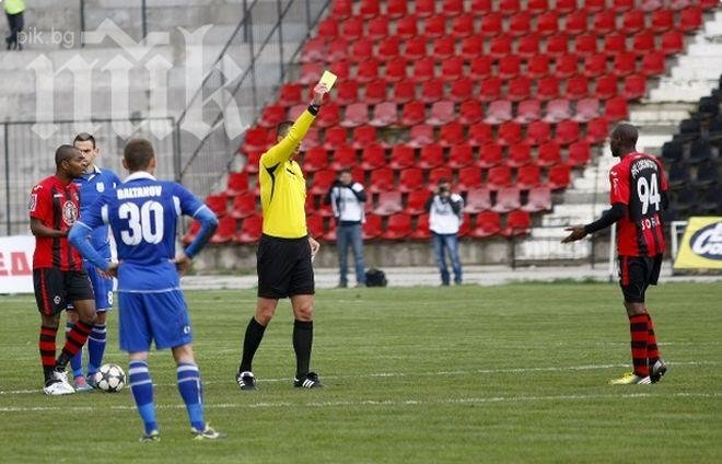 Тасков към играчите на Черноморец в тунела: Ще пишете декларации, а?!