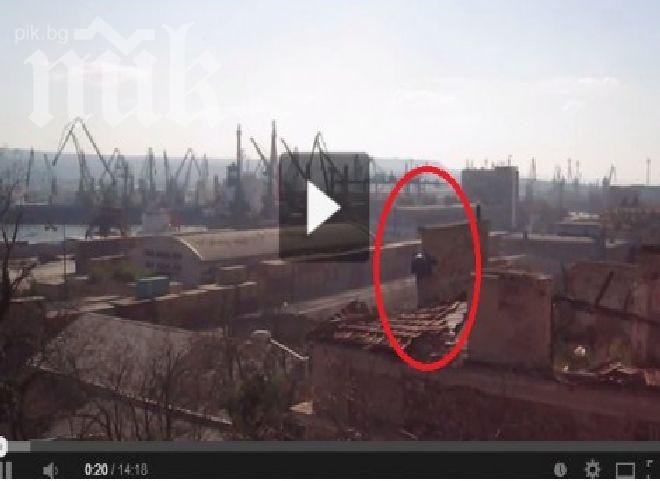 Вижте самоубиеца психар, който хвърля тухли по хората от сграда във Варна (видео)