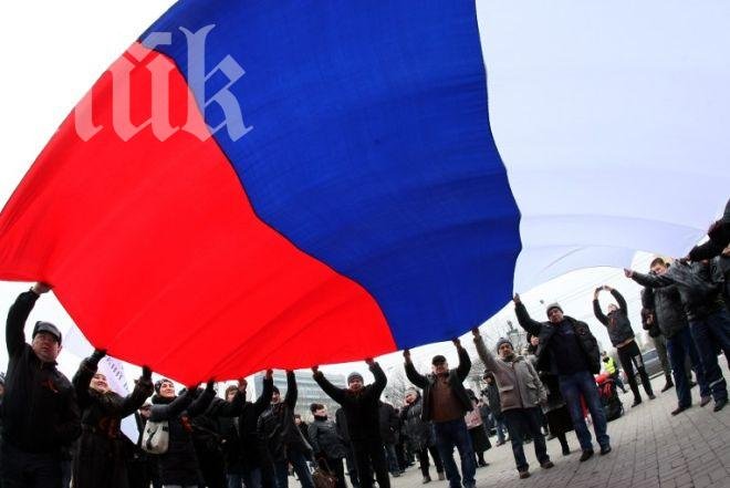 Стотици активисти дежурят пред сградата на областната администрация в Донецк в очакване на щурм