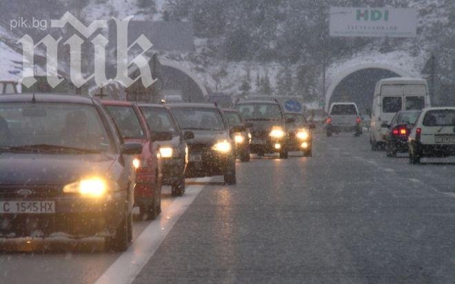 Чудо! Заваля сняг при Вакарел! Да внимават автомобилите с летни гуми!
