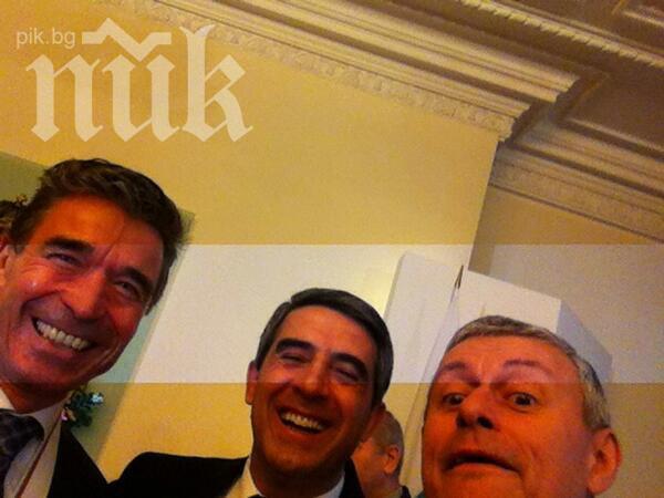 Расмусен, Плевнелиев и Паси си направиха селфи