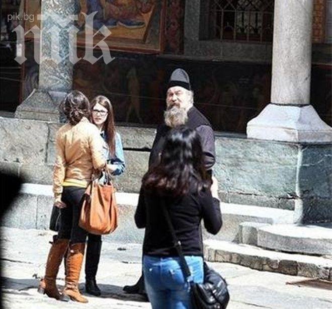 Сексоргия прати епископ Борис от луксозен манастир в сурова монашеска килия