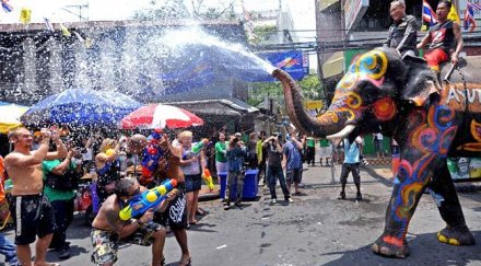 тайландците посрещат новата 2557 година