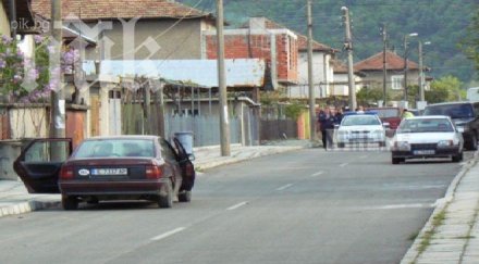 полицията готова всеки момент щурмува дома барикадиралия васил