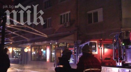 пожарът бургас потушен изгорял целият покрив пострадали