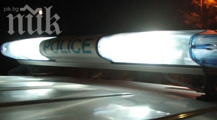 полицаи дежурят около къщата барикадиралия черниче