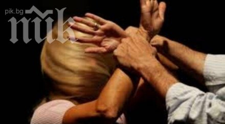 няколко човека пребиха жена козлодуй