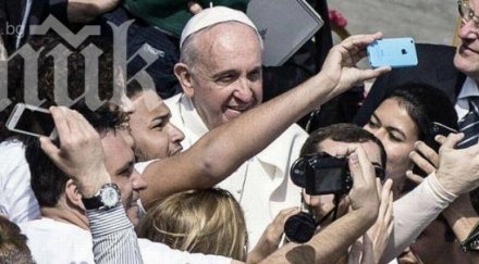 папата позира селфи цветница