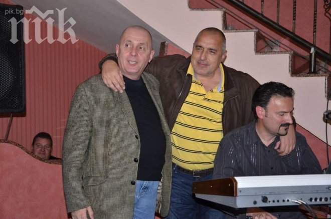 Бойко Борисов във вихъра на купона - пее и се забавлява (уникални снимки)